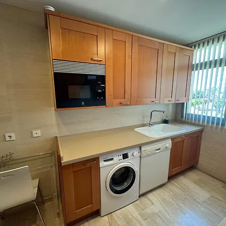 Primera Linea De Playa En Frente Al Puerto Deportivo Fuengirola