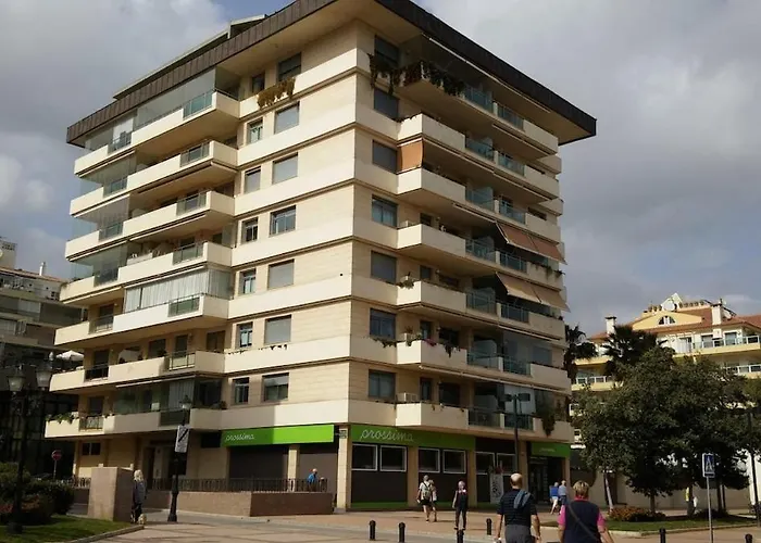 Primera Linea De Playa En Frente Al Puerto Deportivo Fuengirola