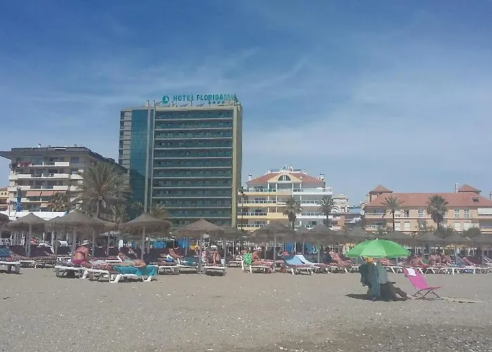 Primera Linea De Playa En Frente Al Puerto Deportivo * Fuengirola