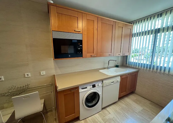 Primera Linea De Playa En Frente Al Puerto Deportivo Fuengirola