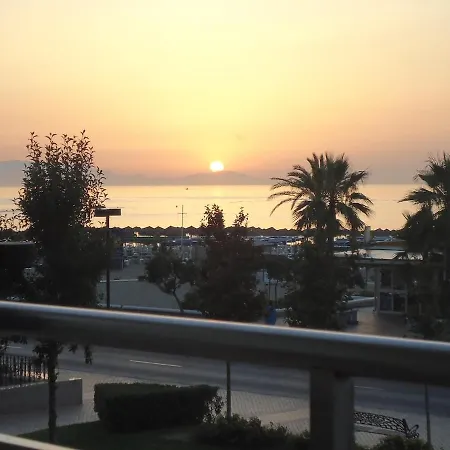 Primera Linea De Playa En Frente Al Puerto Deportivo *