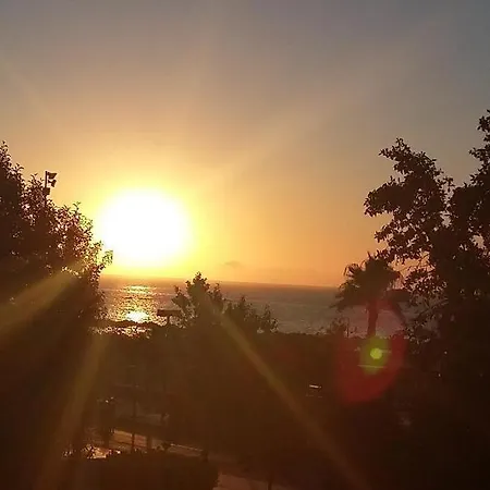 Primera Linea De Playa En Frente Al Puerto Deportivo Apartamento *