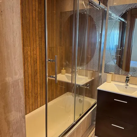 Primera Linea De Playa En Frente Al Puerto Deportivo