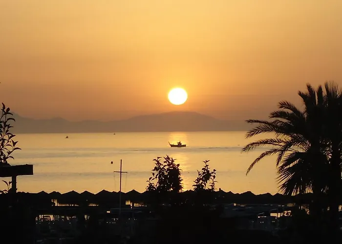 Primera Linea De Playa En Frente Al Puerto Deportivo Apartamento *