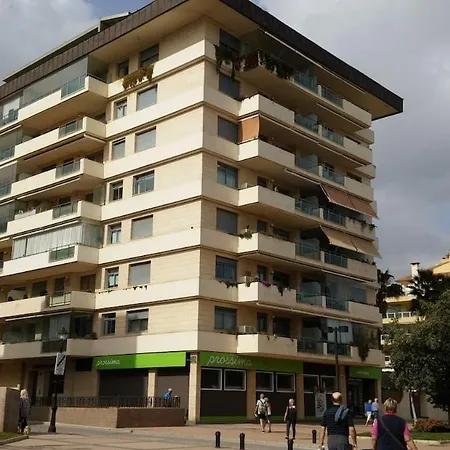 Primera Linea De Playa En Frente Al Puerto Deportivo Fuengirola