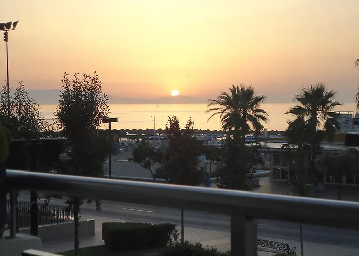 Primera Linea De Playa En Frente Al Puerto Deportivo *